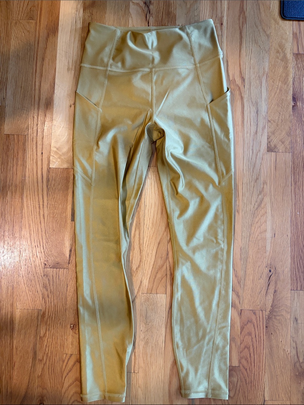 Fabletics High-Waist Leggings in Gold Metallic. Size small with pockets.